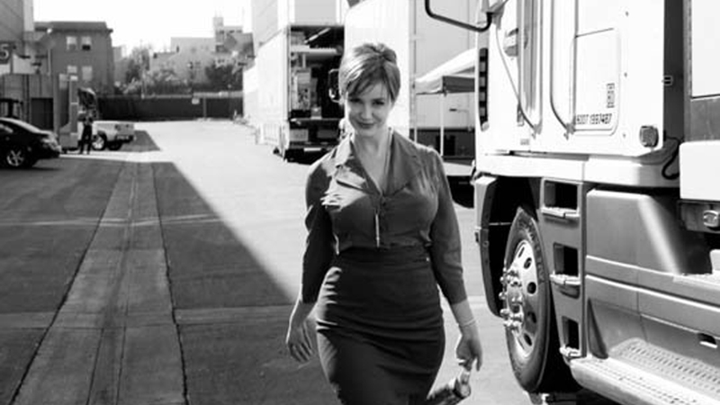 Illustration for article titled Black and White Behind-The-Scenes Photos Make Retro Mad Men Even Retro-er